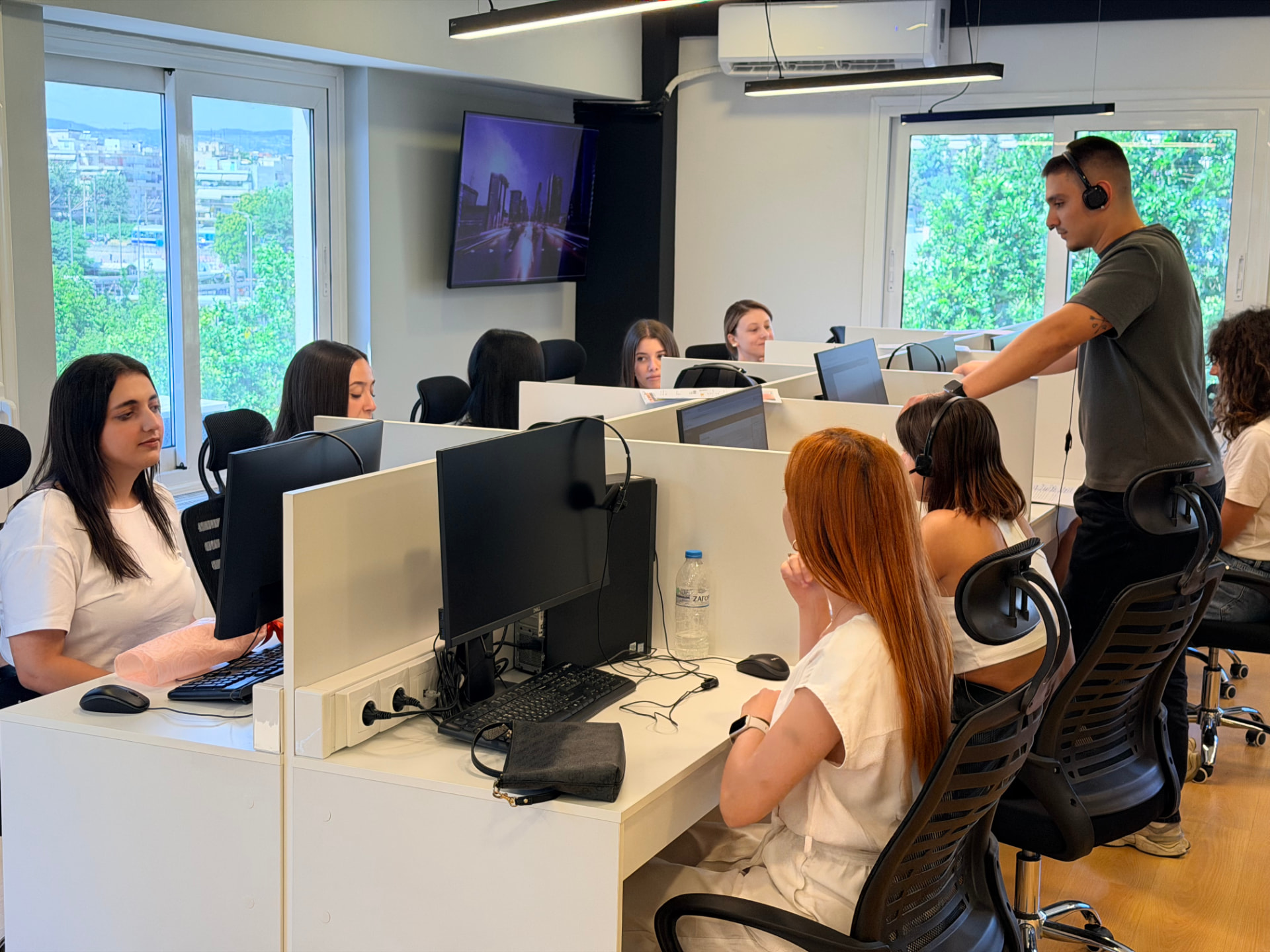 Η ομάδα της Ace Call Center στις θέσεις εργασίας του γραφείου με τον υπεύθυνο της ομάδας